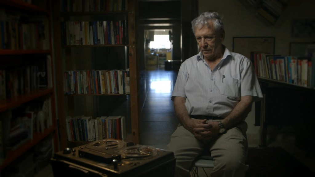 <span style="font-size: smaller;"><em>Amos Oz listens to testimony he gave after the Six-Day War, in which he fought.</em> Photo by Avner Shahaf.</span>