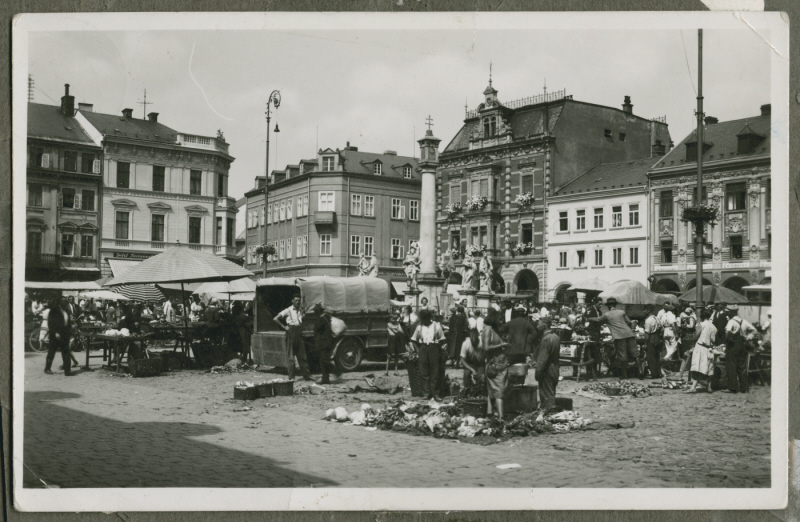 A view of the outdoor market in a Czechoslovakian town around 1944. United States Holocaust Memorial Museum, courtesy of Sam Smilovic.
