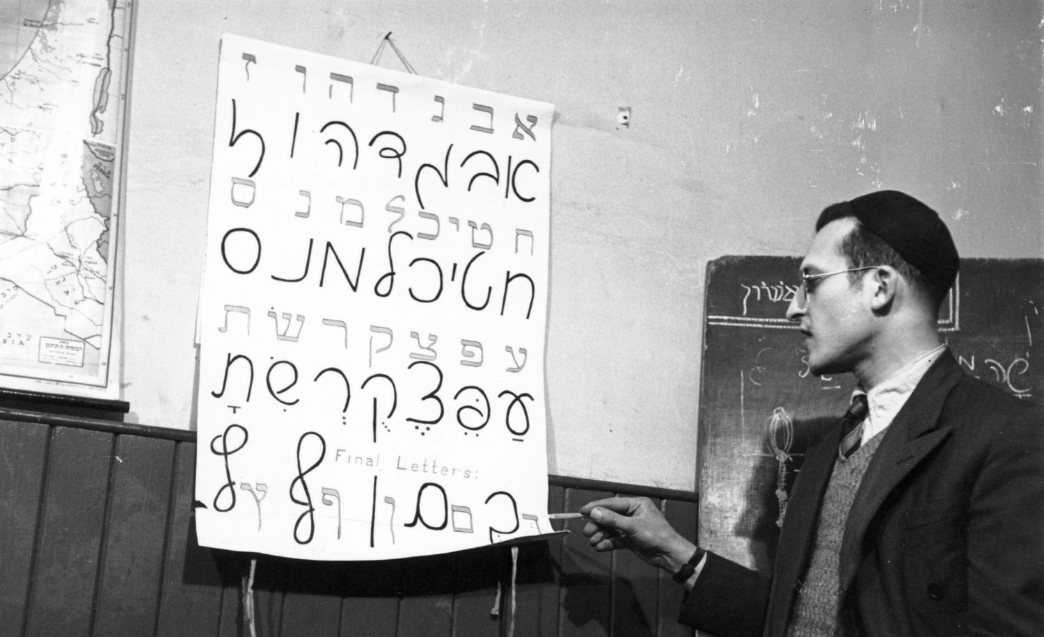 A Hebrew teacher at the Jewish School in Whitechapel, London in 1952. John Chillingworth/Picture Post/Getty Images.
