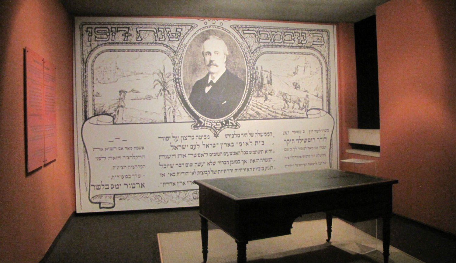 Lord Balfour&#8217;s writing desk. Museum of the Jewish People, Tel Aviv via Wikipedia.
