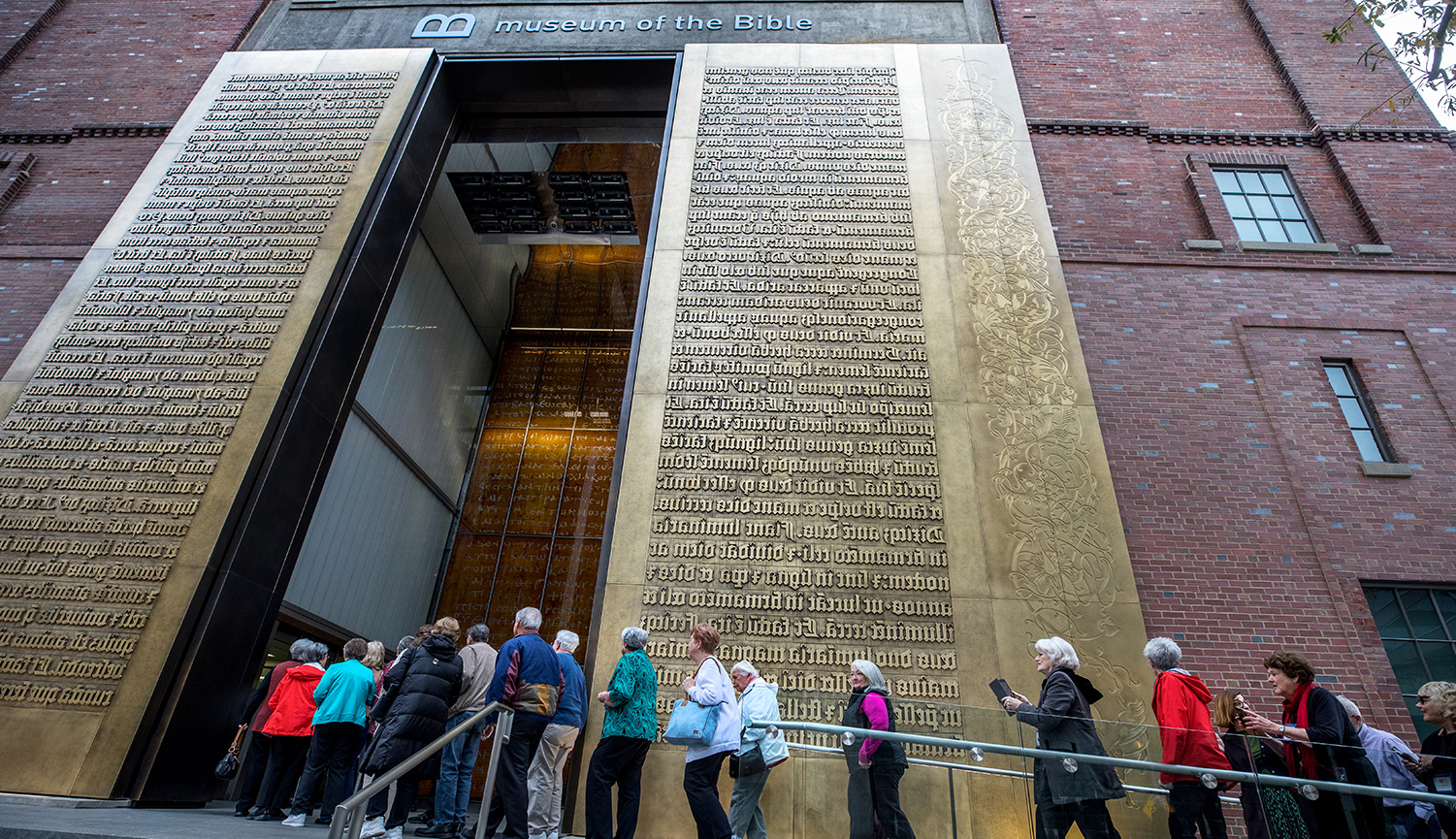 Tourists from Mississippi enter the Museum of the Bible in Washington, D.C. on December 5, 2017. Evelyn Hockstein/For the Washington Post via Getty Images.
