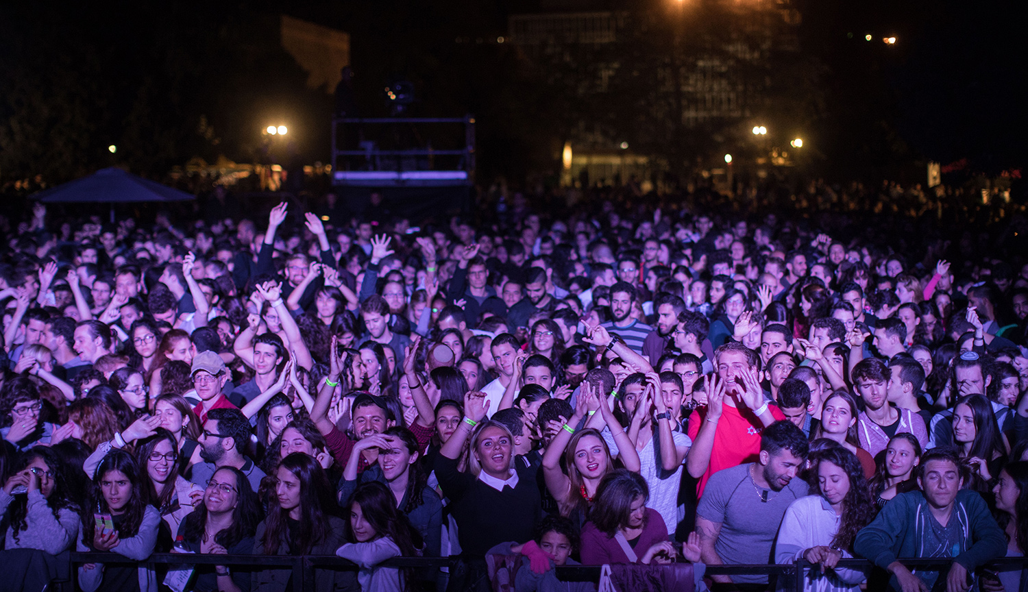 The crowd cheers during a concert at Hebrew University&#8217;s Givat Ram campus in Jerusalem, October 25, 2017. Hadas Parush/Flash90.
