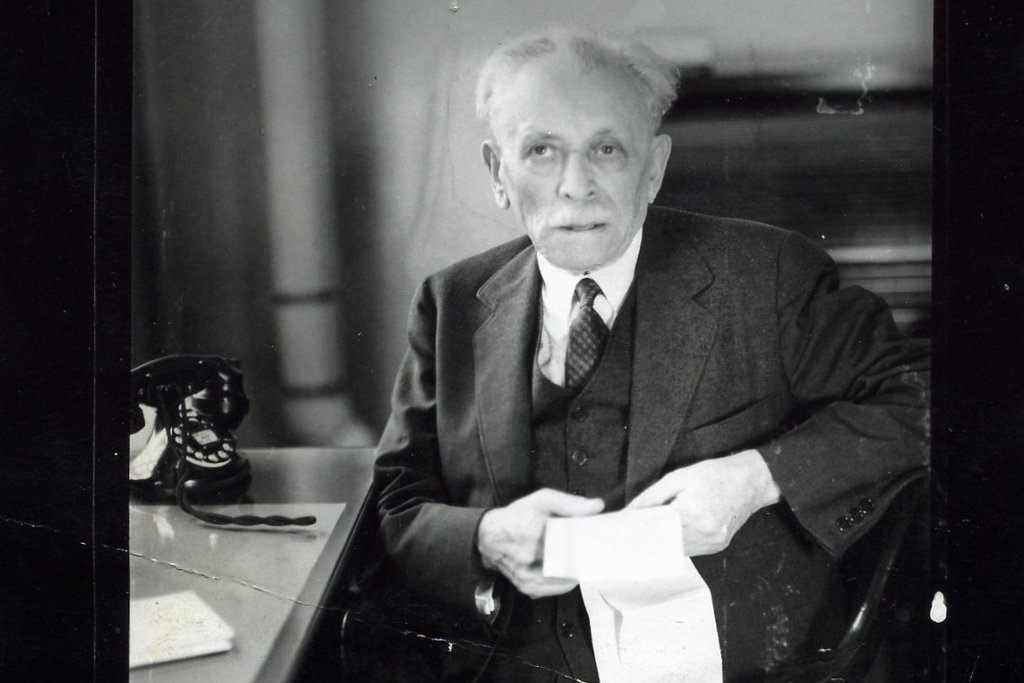 Abraham Cahan (1860-1951), founding editor of the Yiddish Forverts.
