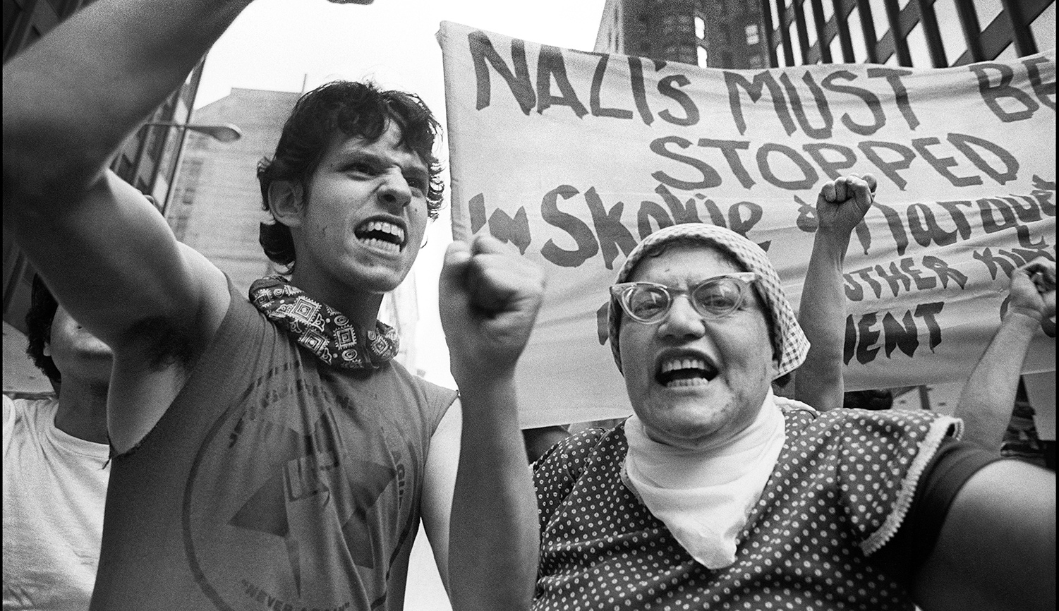 Two anti-Nazi demonstrators during a counter-protest to a nearby neo-Nazi rally in Illinois on June 24, 1978. Chuck Fishman/Getty Images.
