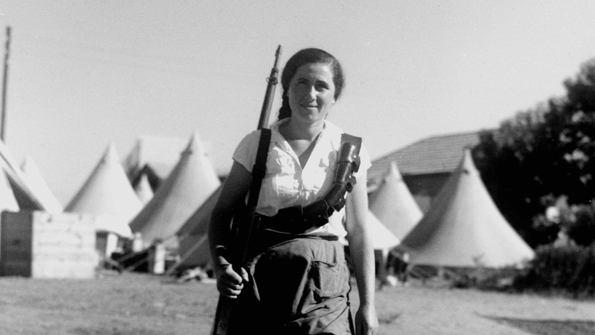An Israeli woman on guard duty at kibbutz Givat Hashlosha, 1936. Via Wikipedia Commons.
