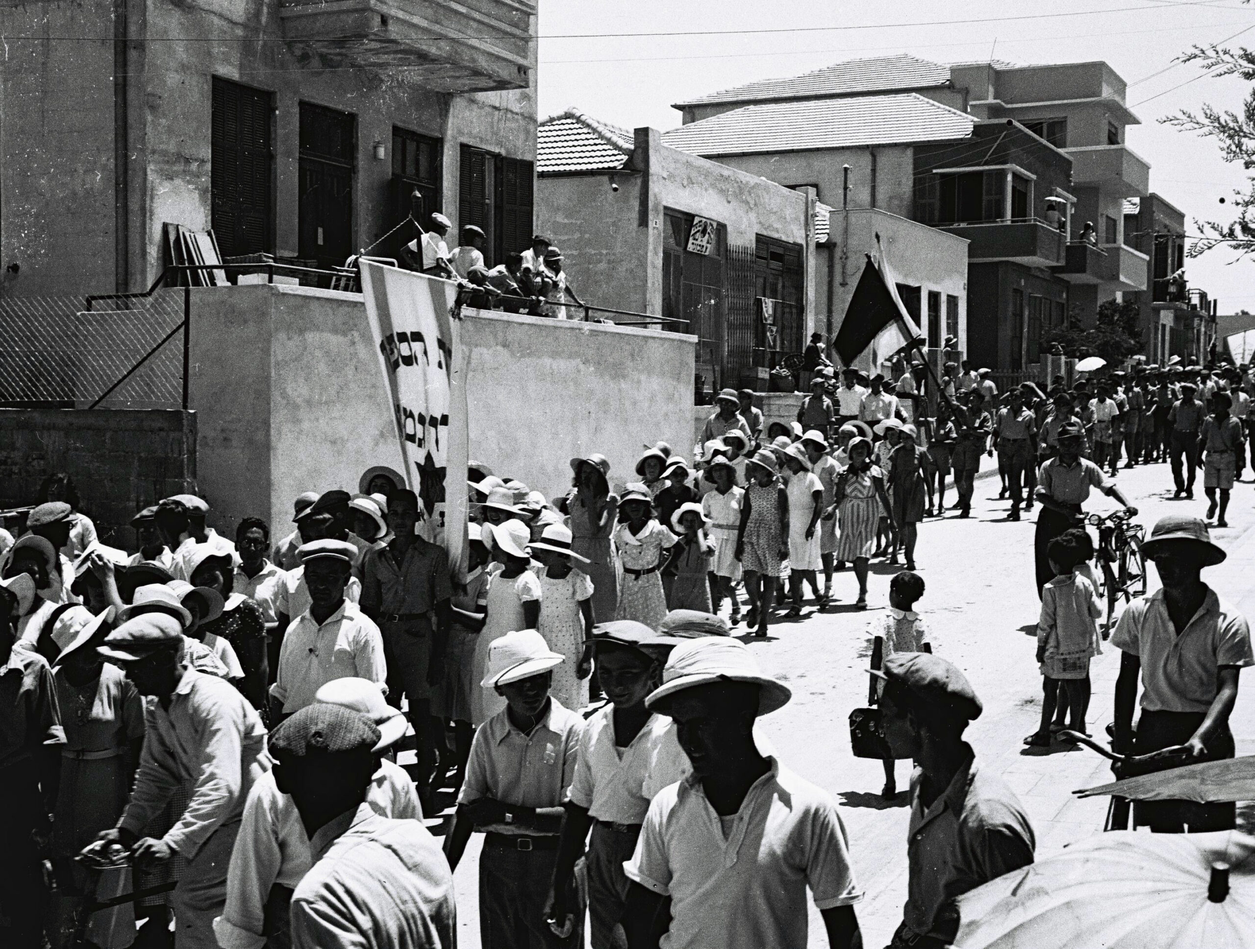 Children in the funeral procession for Leon Pinsker in Tel Aviv on June 25, 1934. Zoltan Kluger/Government Press Office.
