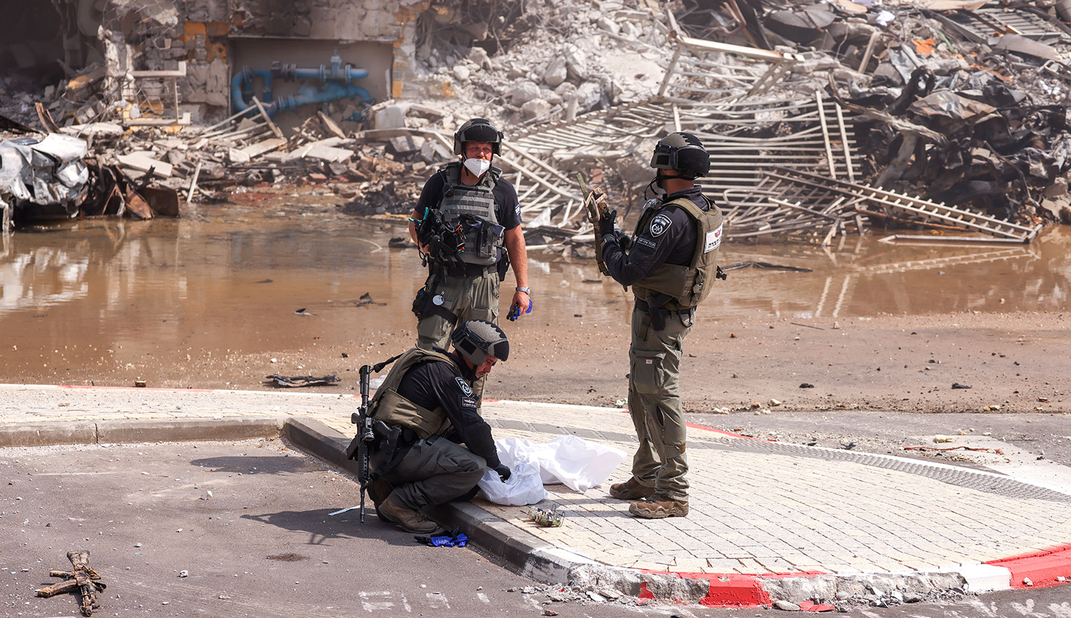 Israeli servicemen in the southern town of Sderot on October 8, 2023. Chaim Goldberg/Flash90.
