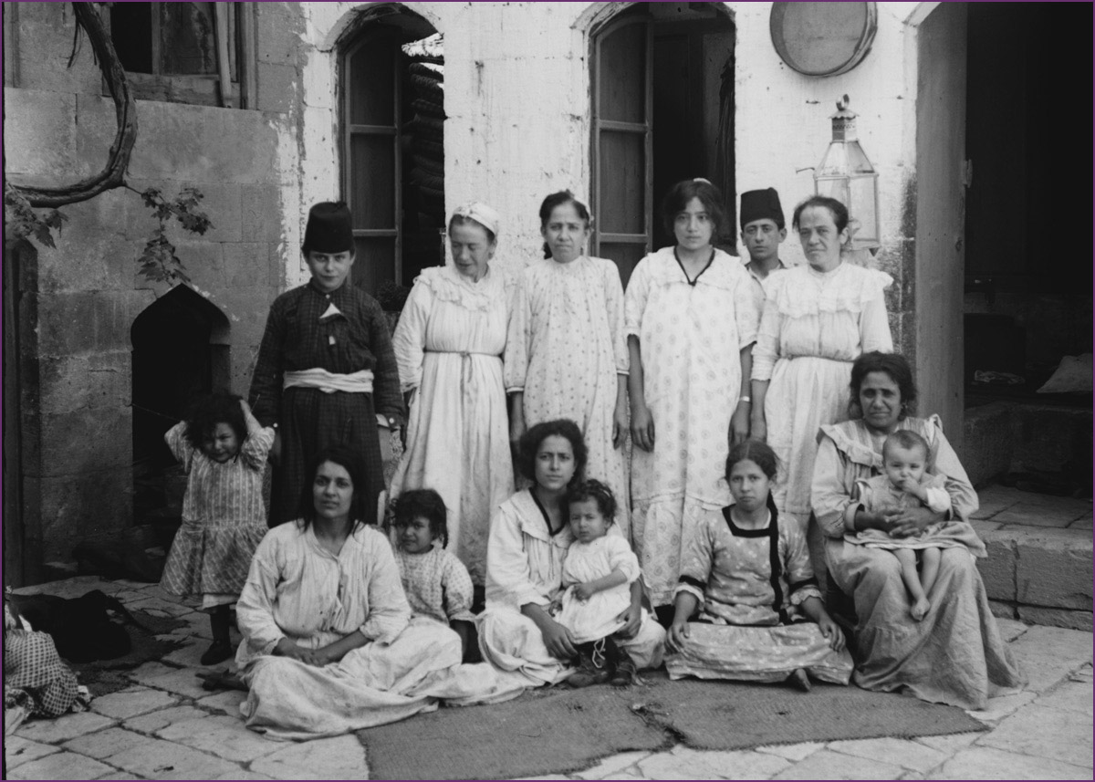 A poor Jewish family of Aleppo in the early 20th century. Library of Congress.